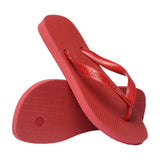 Røde Havaianas Top sandaler, hvor den ene viser undersiden af gummisålen
