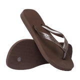 To brune Havaianas sandaler med tårem, den ene viser den riflede underside af sålen