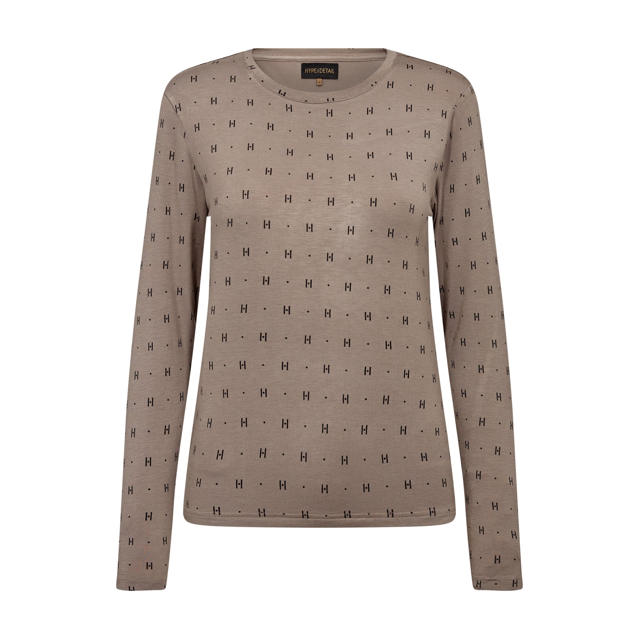Beige langærmet bluse med rund hals og sort print af små H'er og prikker, set forfra