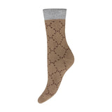 Guldfarvede Cosy Socks fra Hype The Detail med brunt mønster og grå ribkant, set fra siden