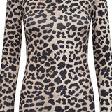 Flerfarvet langærmet bluse med leopardprint i beige og sort og rund hals fra Hype The Detail, set forfra