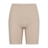 Pink shorts i farven Nude fra Hype The Detail set forfra med lille cirkelformet logo ved benet