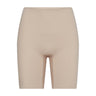 Pink shorts i farven Nude fra Hype The Detail set forfra med lille cirkelformet logo ved benet