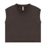 Brun t-shirt uden ærmer fra Imperial med kort, lige form og rund, høj halsudskæring, set forfra