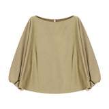 Beige bluse fra Imperial med vide ærmer samlet ved håndleddet og bred rund halsudskæring, set forfra