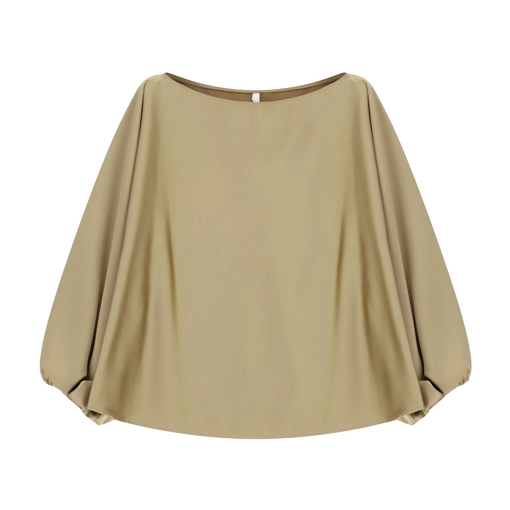 Beige bluse fra Imperial med vide ærmer samlet ved håndleddet og bred rund halsudskæring, set forfra