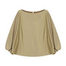 Beige bluse fra Imperial med vide ærmer samlet ved håndleddet og bred rund halsudskæring, set forfra