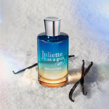 Vanilla Vibes parfume stående på hvide krystaller med vaniljestænger og en hvid blomst