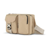 Beige Luca taske fra Kintobe i Dusty Dune set skråt forfra med to frontlommer, metalspænde og rem med logo