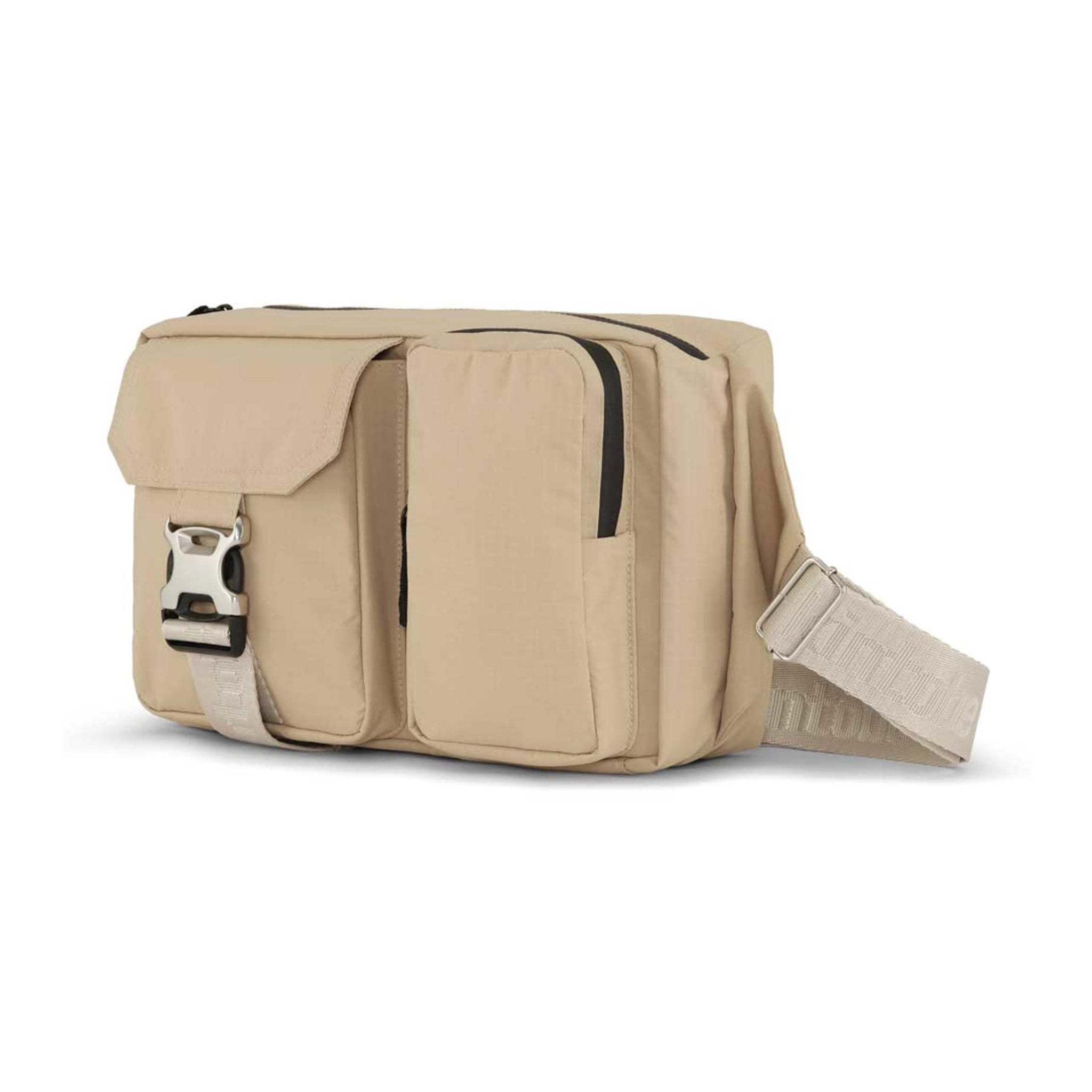Beige Luca taske fra Kintobe i Dusty Dune set skråt forfra med to frontlommer, metalspænde og rem med logo