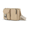 Beige Luca taske fra Kintobe i Dusty Dune set skråt forfra med to frontlommer, metalspænde og rem med logo