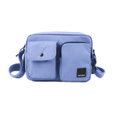 Blå crossbody-taske Miles fra Kintobe i Skyline Blue set forfra med to lommer og skulderrem