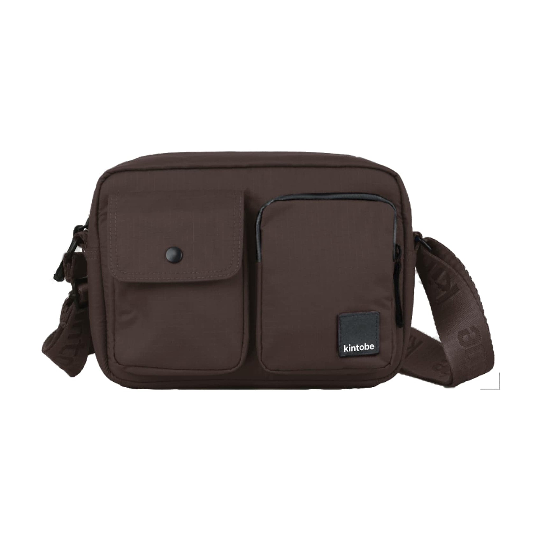 Brun crossbody-taske fra Kintobe i Downtown Mocca forfra med to lommer foran, logomærke og bred skulderrem