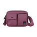 Rød Kintobe Miles crossbody-taske i Forest Berry set forfra med to lommer foran og bred skulderrem med logo