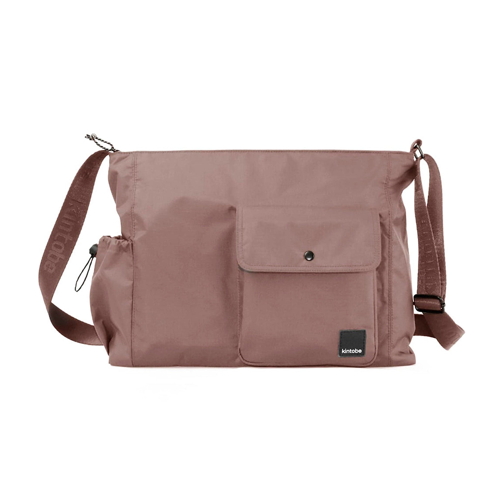 Beige taske fra Kintobe i Scandi Taupe set forfra med frontlomme, sidelomme og justerbar skulderrem