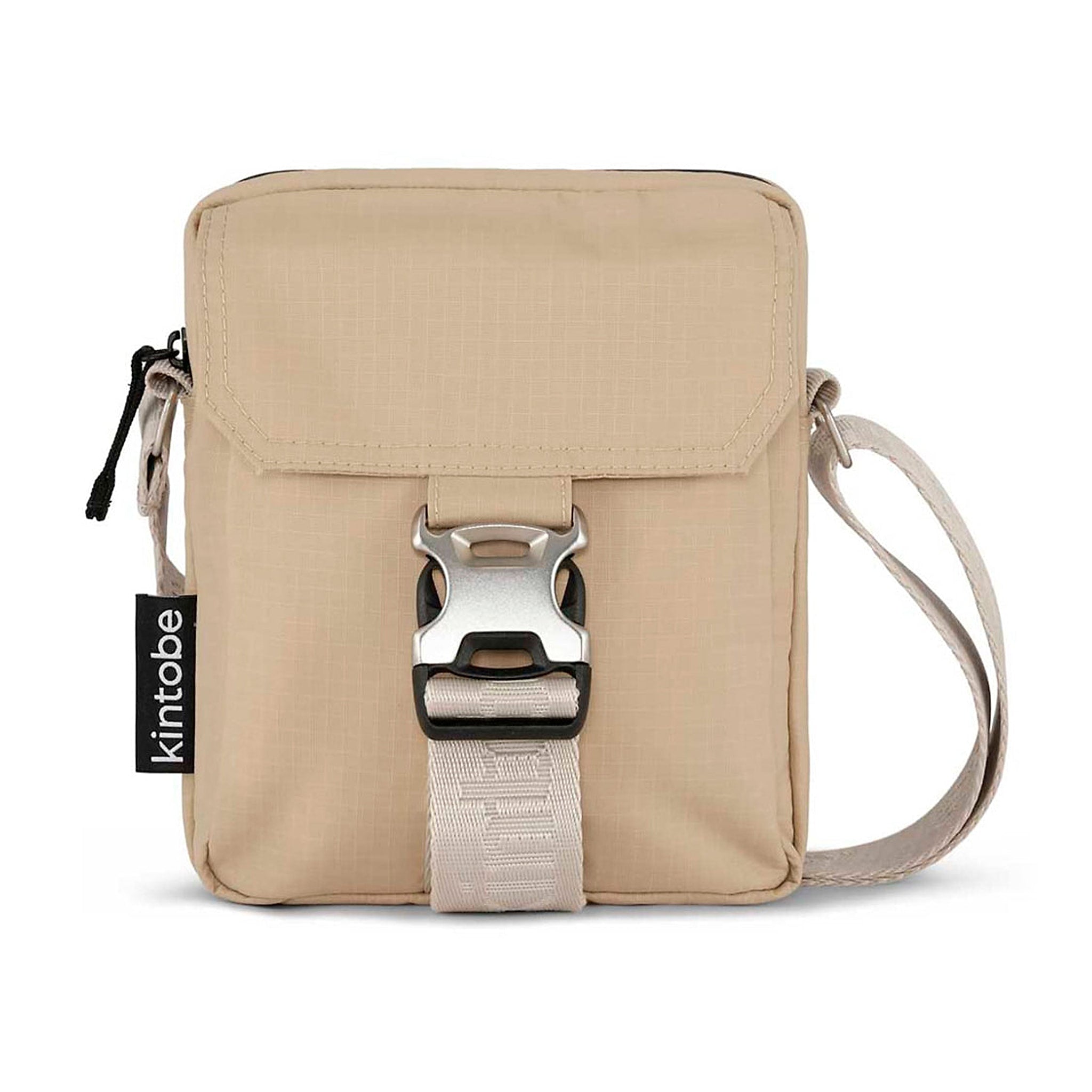 Beige mini-messenger taske fra Kintobe i Dusty Dune set forfra med klap, sølvfarvet spænde og skulderrem