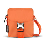 Orange mini-messenger taske Nico Bag fra Kintobe set forfra med klap, sølvfarvet spænde og rem