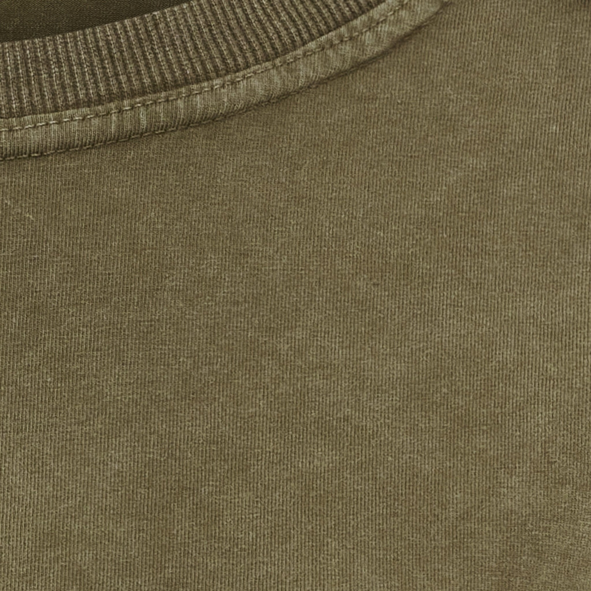Nærbillede af ribkant ved halsen og vasket overflade på grøn t-shirt i Military