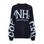 Navy strik Aria Knit forfra med lyseblå Copenhagen-tekst og store bogstaver på ærmerne