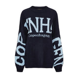 Navy strik Aria Knit forfra med lyseblå Copenhagen-tekst og store bogstaver på ærmerne