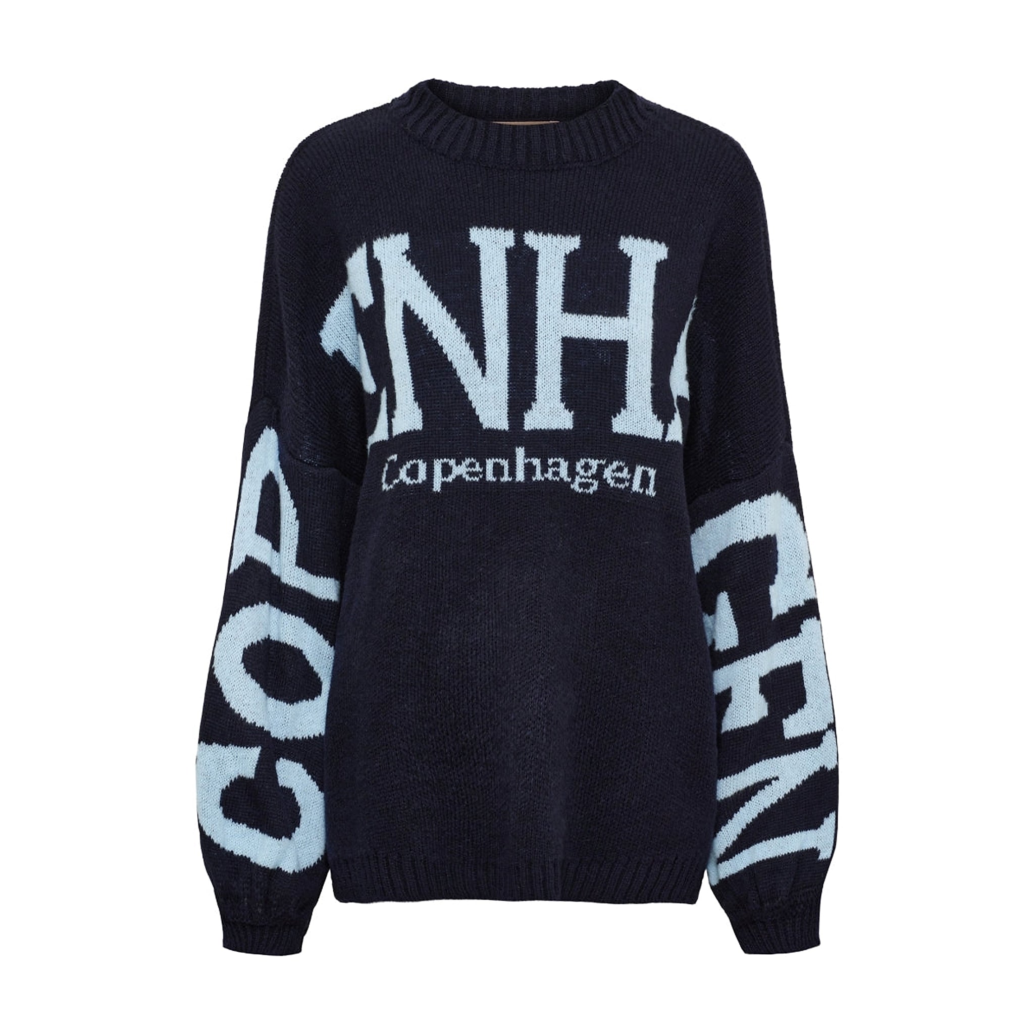 Navy strik Aria Knit forfra med lyseblå Copenhagen-tekst og store bogstaver på ærmerne