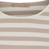 Nærbillede af rund hals og ribstruktur på beige stribet t-shirt fra Marta du Chateau