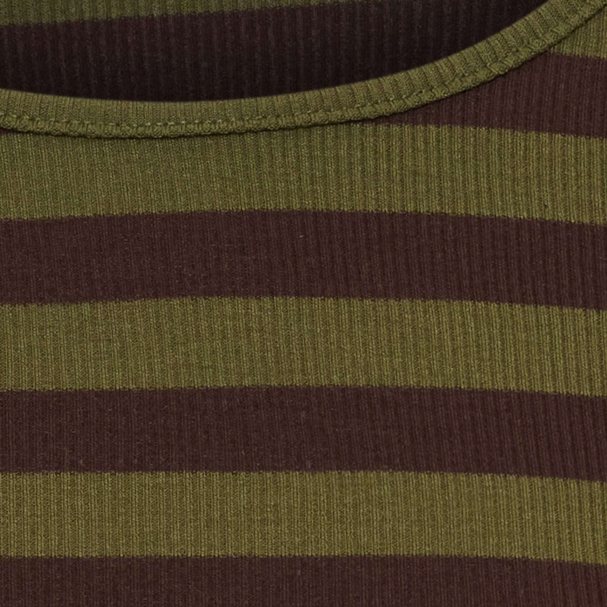 Nærbillede af ribstruktur og rund hals på brun og grøn stribet t-shirt