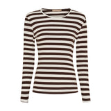 Brun og cremehvid stribet langærmet t-shirt i rib med rund hals fra Marta du Chateau set forfra
