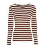 Brun og cremehvid stribet t-shirt med lange ærmer og rund hals set forfra