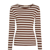 Brun og cremehvid stribet t-shirt med lange ærmer og rund hals set forfra