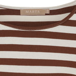 Nærbillede af rund hals med lys stikning og ribstruktur på brun stribet t-shirt