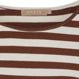 Nærbillede af rund hals med lys stikning og ribstruktur på brun stribet t-shirt