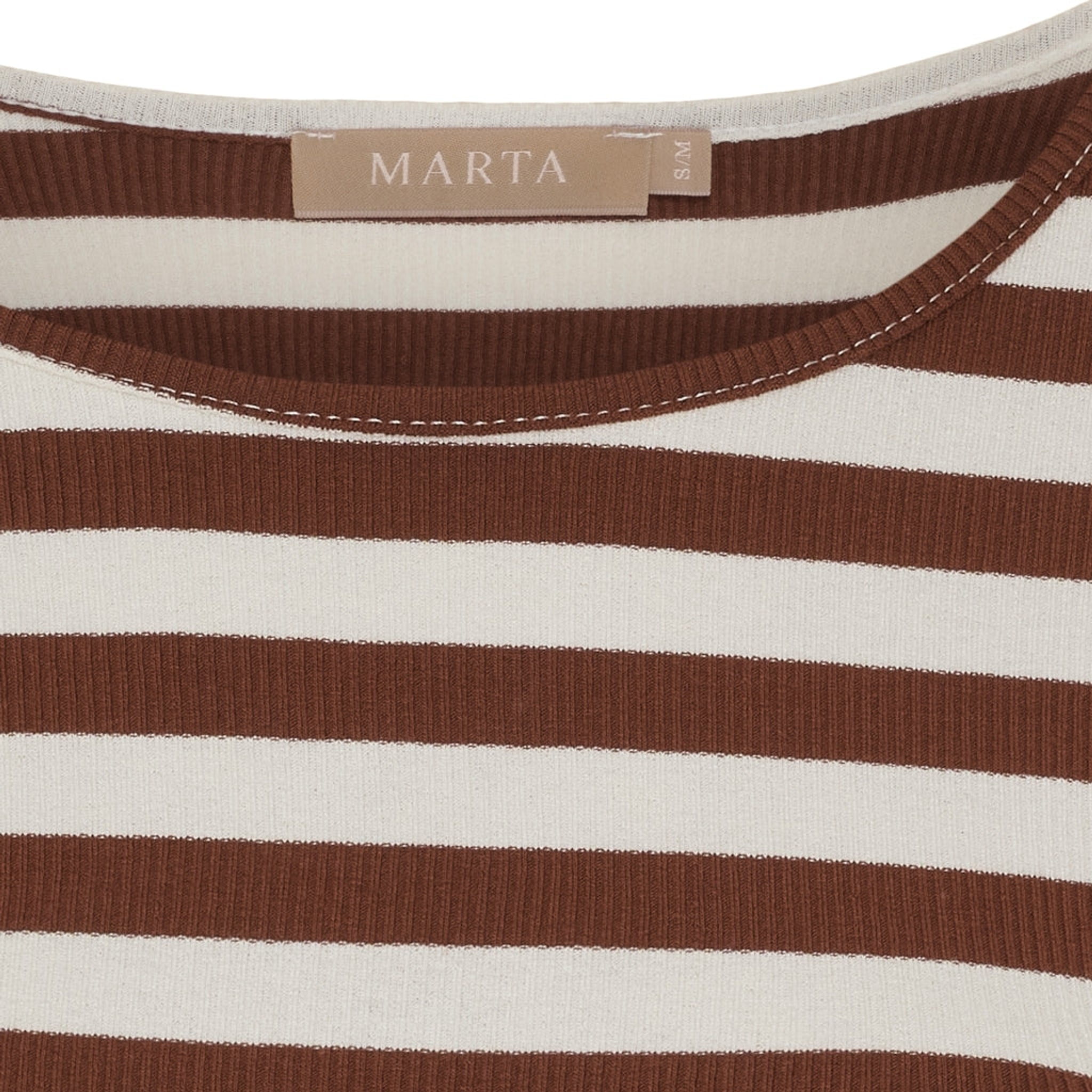 Nærbillede af rund hals med lys stikning og ribstruktur på brun stribet t-shirt