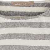 Nærbillede af rund hals med lyse stikninger og ribstruktur på grå stribet t-shirt fra Marta du Chateau