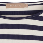 Nærbillede af rund hals med lyse sting og ribstruktur på navy stribet t-shirt