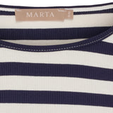 Nærbillede af rund hals med lyse sting og ribstruktur på navy stribet t-shirt