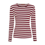 Rød og råhvid stribet t-shirt med lange ærmer og rund hals fra Marta du Chateau, set forfra