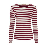 Rød og råhvid stribet t-shirt med lange ærmer og rund hals fra Marta du Chateau, set forfra