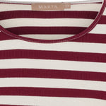 Nærbillede af rund hals med lyse stikninger og ribstruktur på rød og råhvid stribet t-shirt
