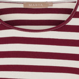 Nærbillede af rund hals med lyse stikninger og ribstruktur på rød og råhvid stribet t-shirt