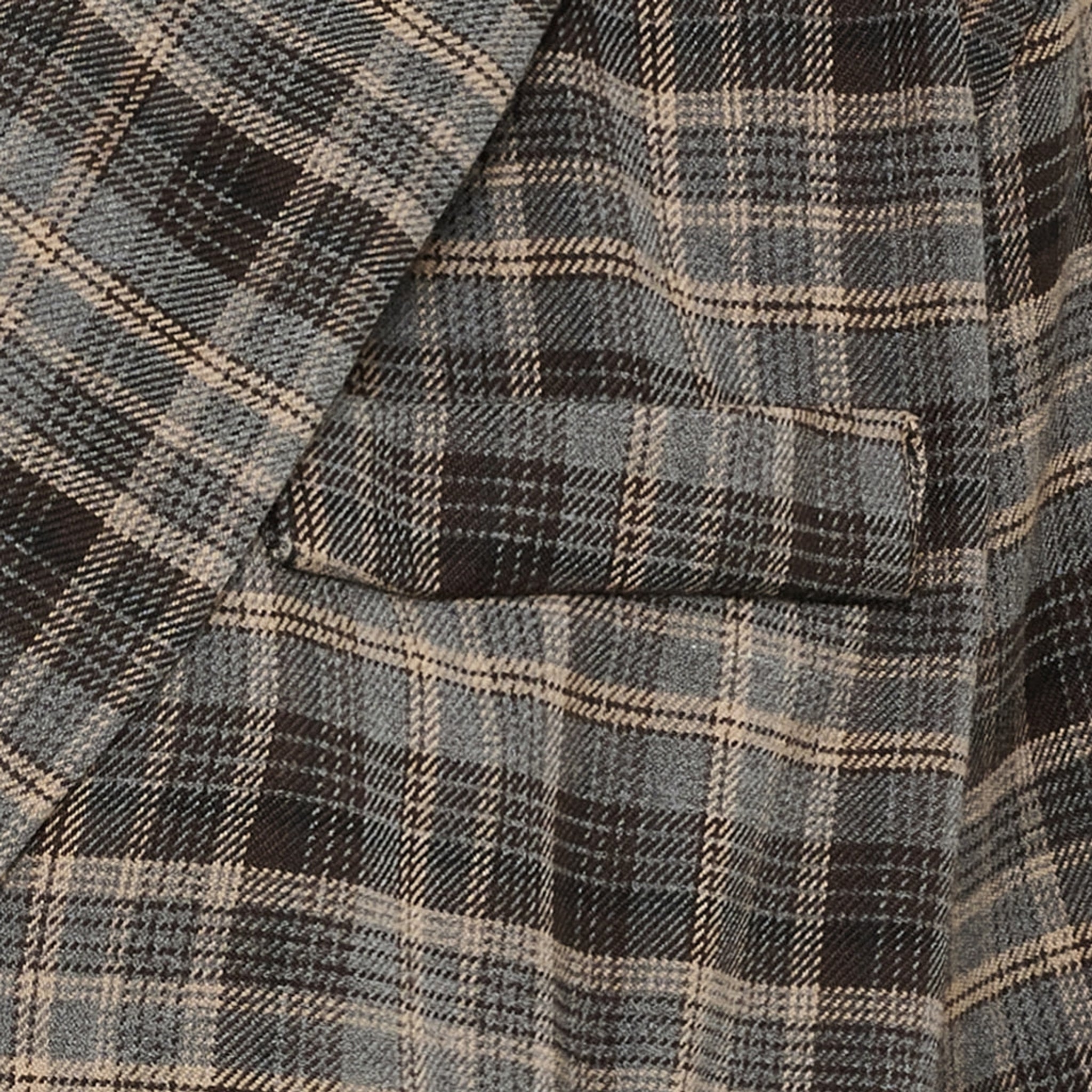 Nærbillede af brystlommen med klap på grå ternet blazer i grå, brune og beige nuancer