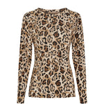 Brun langærmet bluse med leopardprint og rund hals fra Marta du Chateau set forfra