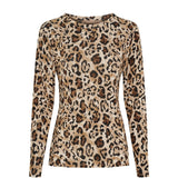 Brun langærmet bluse med leopardprint og rund hals fra Marta du Chateau set forfra