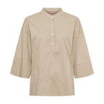 Beige bluse fra Marta du Chateau med ståkrave, kort knapstolpe og 3/4-ærmer set forfra
