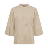 Beige bluse fra Marta du Chateau med ståkrave, kort knapstolpe og 3/4-ærmer set forfra