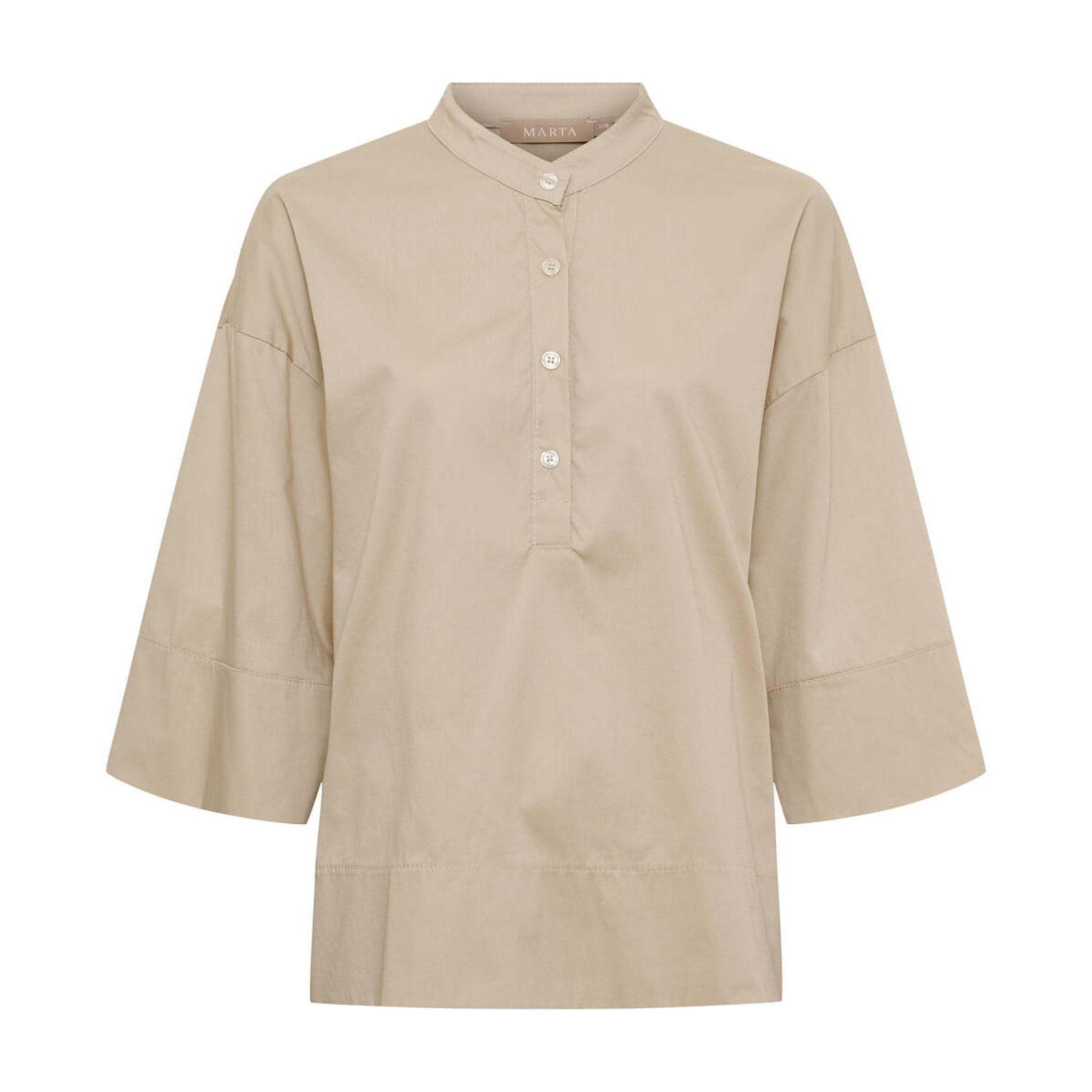 Beige bluse fra Marta du Chateau med ståkrave, kort knapstolpe og 3/4-ærmer set forfra