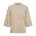 Beige bluse fra Marta du Chateau med ståkrave, kort knapstolpe og 3/4-ærmer set forfra