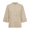 Beige bluse fra Marta du Chateau med ståkrave, kort knapstolpe og 3/4-ærmer set forfra