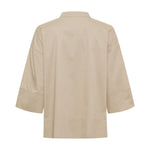 Beige bluse fra Marta du Chateau set bagfra med nedfaldne skuldre og 3/4-ærmer med bred kant