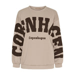 Beige sweatshirt fra Marta du Chateau med stort brunt Copenhagen-print over front og ærmer, set forfra